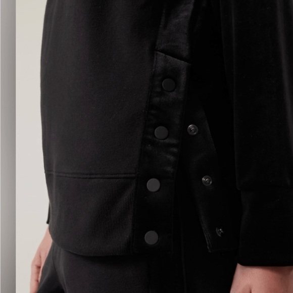 Athleta Retroplush Velvet Crewneck Sweatshirt Snap Sides Oversized Black Small - Picture 2 of 14